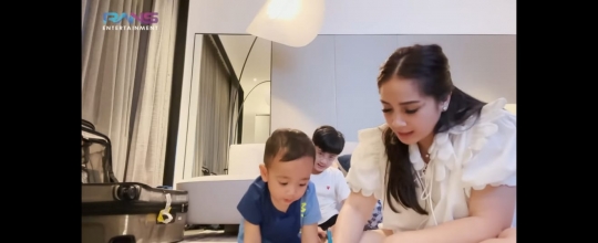 Nagita Slavina & 2 Anaknya Liburan di Singapura, Tanpa Asisten Setrika Baju Sendiri