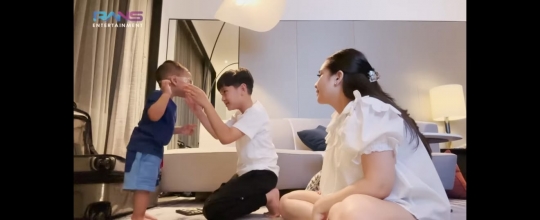 Nagita Slavina & 2 Anaknya Liburan di Singapura, Tanpa Asisten Setrika Baju Sendiri