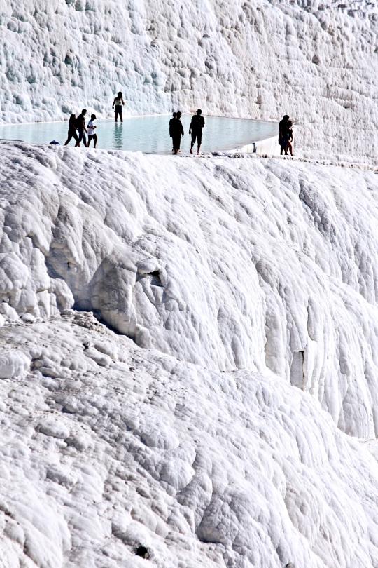 Keindahan Teras Travertine Seputih Kapas di Pamukkale, Turki yang dilindungi UNESCO