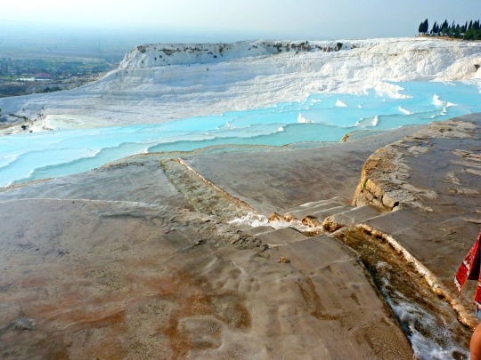 Keindahan Teras Travertine Seputih Kapas di Pamukkale, Turki yang dilindungi UNESCO