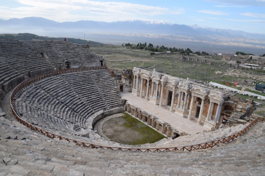 Keindahan Teras Travertine Seputih Kapas di Pamukkale, Turki yang dilindungi UNESCO