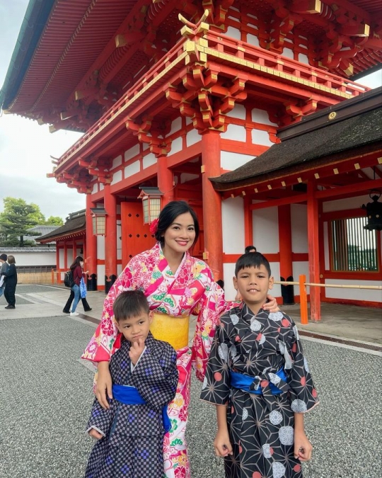 Cantik! 10 Potret Titi Kamal Kenakan Kimono saat Liburan di Jepang, Curi Perhatian