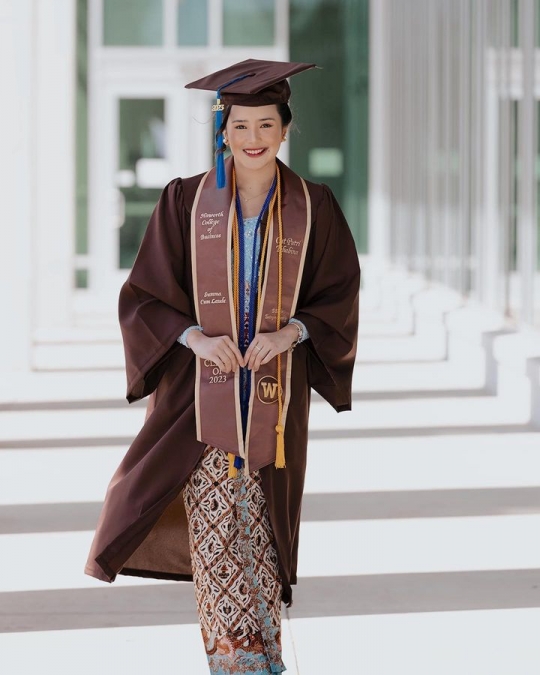 6 Momen Bahagia Beby Tsabina Wisuda di Amerika, Sempat Tinggalkan Karier Demi Kuliah