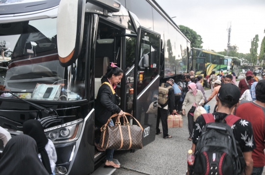 Puncak Arus Balik Lebaran Padati Terminal Kampung Rambutan