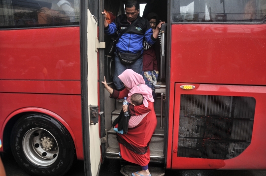 Puncak Arus Balik Lebaran Padati Terminal Kampung Rambutan