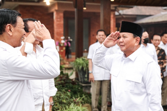 Kompak Bertemu di Hambalang, Prabowo dan Wiranto Saling Salam Hormat