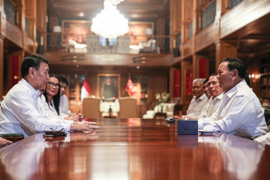 Kompak Bertemu di Hambalang, Prabowo dan Wiranto Saling Salam Hormat