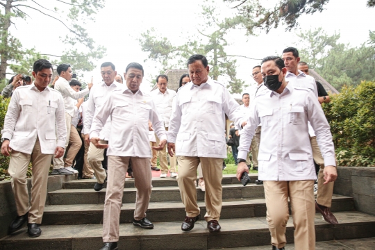 Kompak Bertemu di Hambalang, Prabowo dan Wiranto Saling Salam Hormat