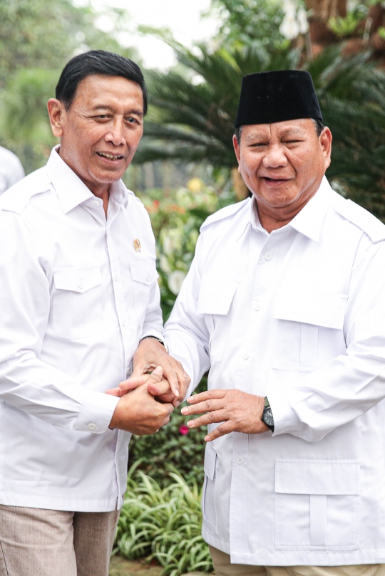 Kompak Bertemu di Hambalang, Prabowo dan Wiranto Saling Salam Hormat