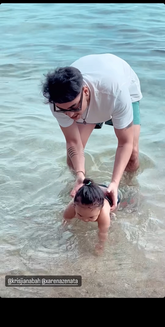 Potret Liburan Keluarga Siti Badriah ke Pantai, Gemasnya Xarena Bermain Air