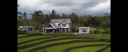 7 Potret Vila Impian Ayah Christian Sugiono di Bali, Mewah Estetik di Pinggir Sawah