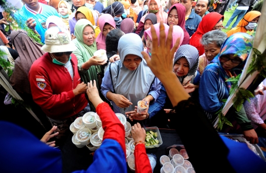 HUT Kota Depok ke-24, Ribuan Warga Desak-Desakan Antre Makan Gratis