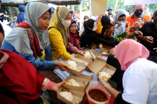 HUT Kota Depok ke-24, Ribuan Warga Desak-Desakan Antre Makan Gratis