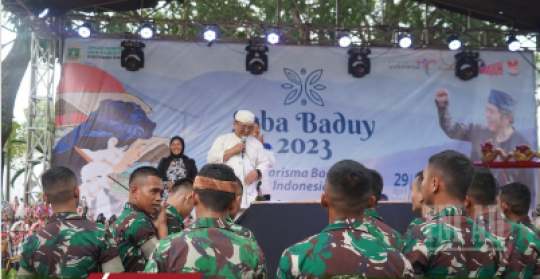 Momen Istimewa Prajurit TNI AD 'Goyang' Masyarakat Adat Baduy, Penuh Keakraban