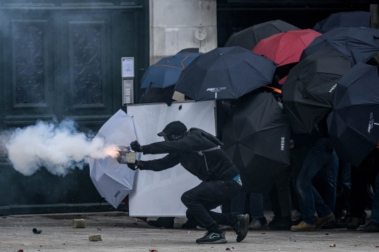 Aksi May Day di Prancis Berujung Ricuh, Ratusan Demonstran Ditangkap