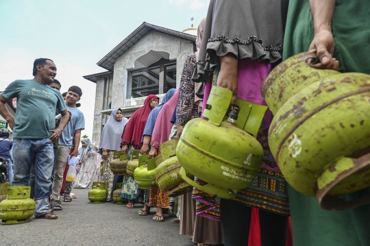 Emak-Emak Serbu Operasi Pasar Gas Elpiji 3 Kg di Aceh