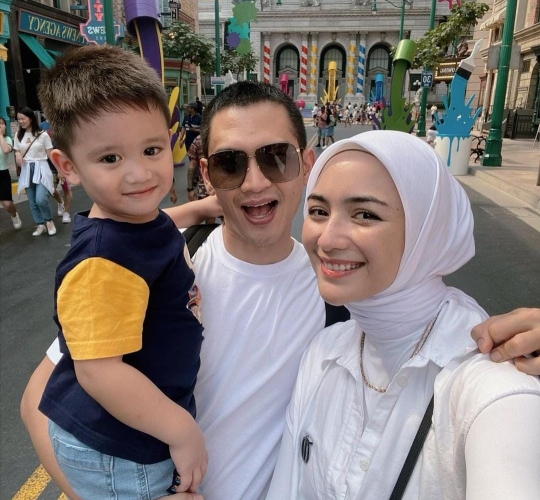 Potret Ganteng dan Gemasnya Athar Anak Citra Kirana & Rezky Aditya di Singapura