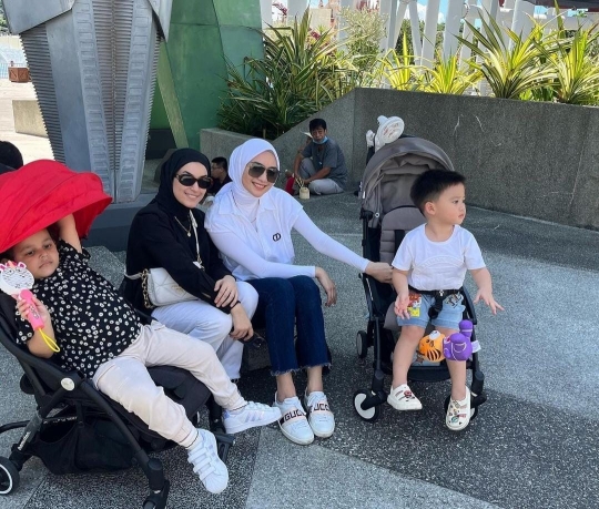 Potret Ganteng dan Gemasnya Athar Anak Citra Kirana & Rezky Aditya di Singapura