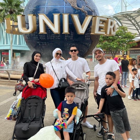 Potret Ganteng dan Gemasnya Athar Anak Citra Kirana & Rezky Aditya di Singapura