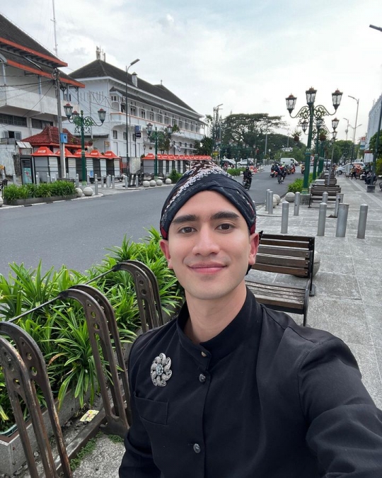 Unggahan Verrell Pakai Baju Adat Jawa Bikin Heboh, Netizen Ramai Sebut Natasha Wilona