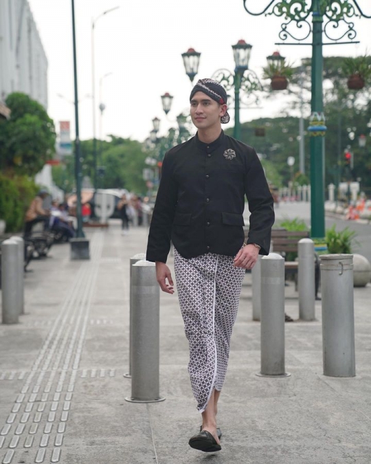 Unggahan Verrell Pakai Baju Adat Jawa Bikin Heboh, Netizen Ramai Sebut Natasha Wilona