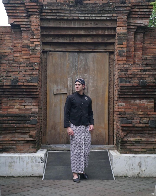 Unggahan Verrell Pakai Baju Adat Jawa Bikin Heboh, Netizen Ramai Sebut Natasha Wilona