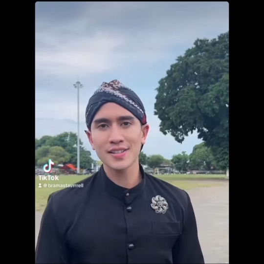 Unggahan Verrell Pakai Baju Adat Jawa Bikin Heboh, Netizen Ramai Sebut Natasha Wilona
