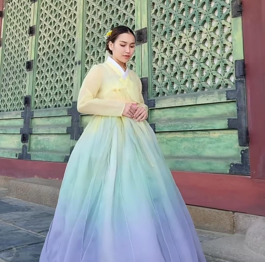 7 Potret Ayu Ting Ting Kenakan Hanbok di Korea Selatan, Vibesnya Kayak Putri Kerajaan