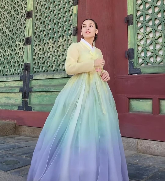 7 Potret Ayu Ting Ting Kenakan Hanbok di Korea Selatan, Vibesnya Kayak Putri Kerajaan