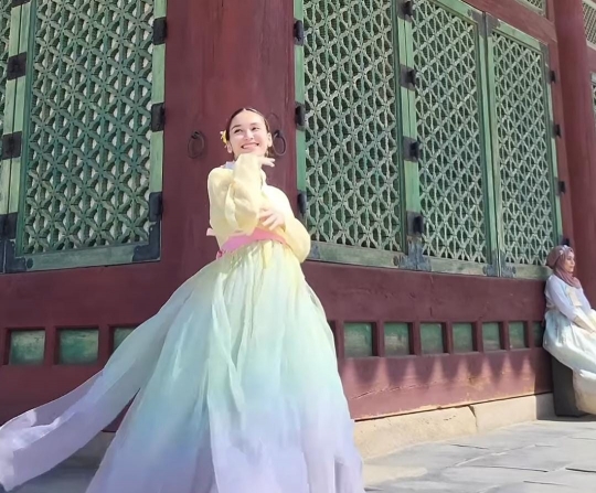 7 Potret Ayu Ting Ting Kenakan Hanbok di Korea Selatan, Vibesnya Kayak Putri Kerajaan