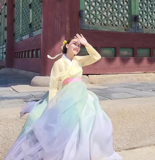 7 Potret Ayu Ting Ting Kenakan Hanbok di Korea Selatan, Vibesnya Kayak Putri Kerajaan