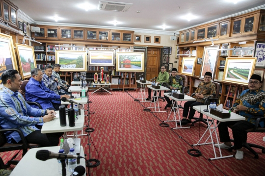 Kunjungi Puri Cikeas di Tengah Hujan, Cak Imin Mesra Dipayungi AHY