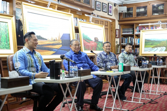 Kunjungi Puri Cikeas di Tengah Hujan, Cak Imin Mesra Dipayungi AHY