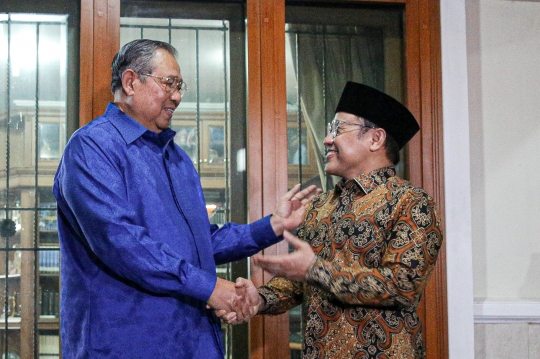 Kunjungi Puri Cikeas di Tengah Hujan, Cak Imin Mesra Dipayungi AHY