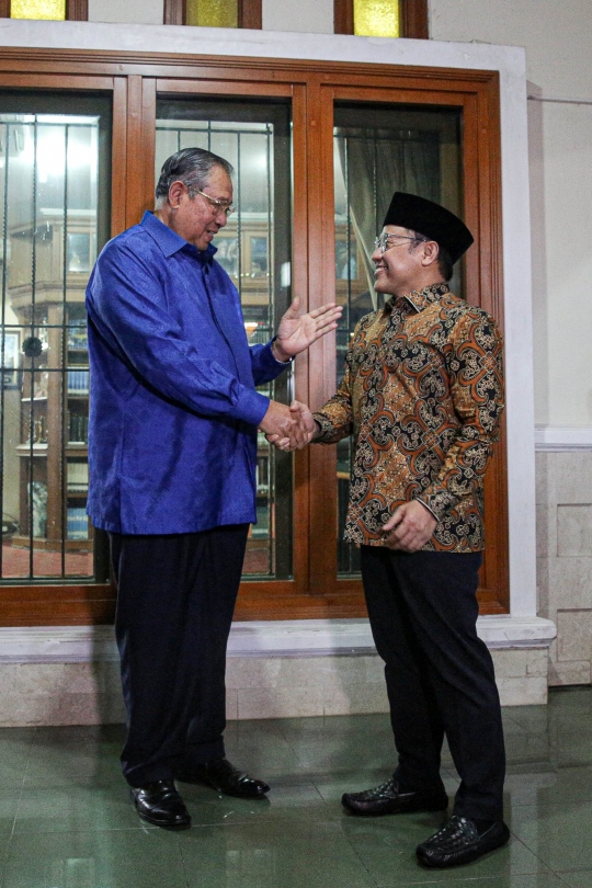 Kunjungi Puri Cikeas di Tengah Hujan, Cak Imin Mesra Dipayungi AHY