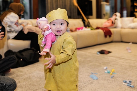 Gemas! 7 Potret Lucu Ameena Anak Aurel Pakai Baju Dokter, Netizen 'Dokter Tergemoy'