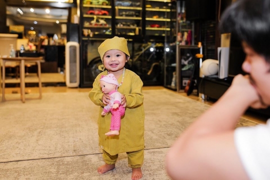 Gemas! 7 Potret Lucu Ameena Anak Aurel Pakai Baju Dokter, Netizen 'Dokter Tergemoy'