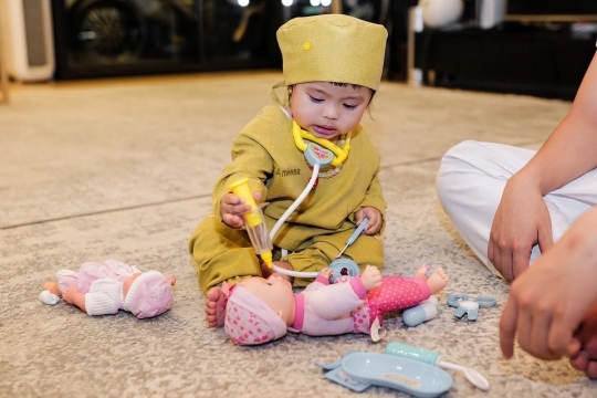 Gemas! 7 Potret Lucu Ameena Anak Aurel Pakai Baju Dokter, Netizen 'Dokter Tergemoy'