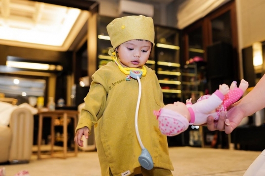 Gemas! 7 Potret Lucu Ameena Anak Aurel Pakai Baju Dokter, Netizen 'Dokter Tergemoy'