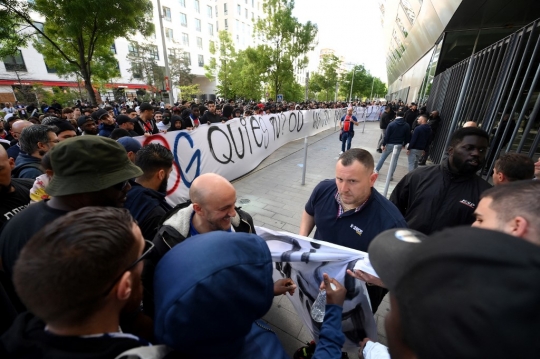 Aksi Suporter PSG Turun ke Jalan Demo Minta Messi Didepak