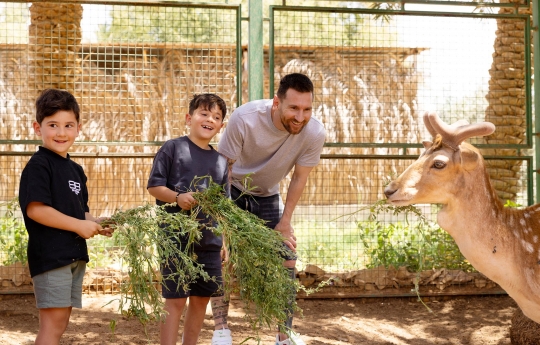 Momen Seru Messi Liburan ke Arab Saudi yang Bikin PSG Meradang