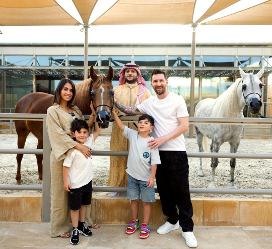 Momen Seru Messi Liburan ke Arab Saudi yang Bikin PSG Meradang