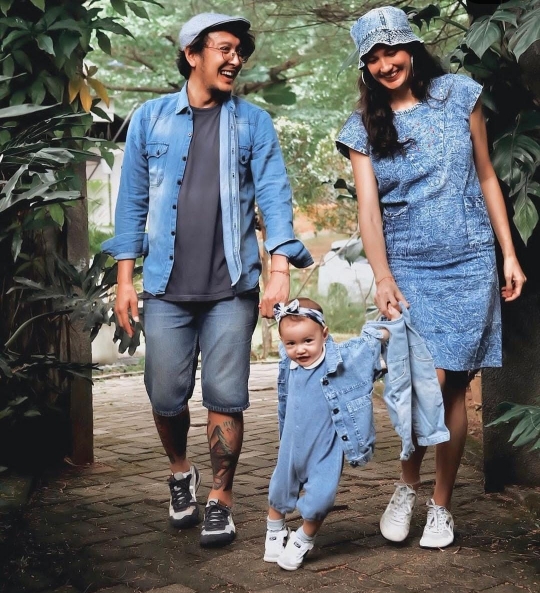 Selamat! Nadine Chandrawinata Umumkan Hamil Anak Kedua di Ultah Pernikahan Ke-5