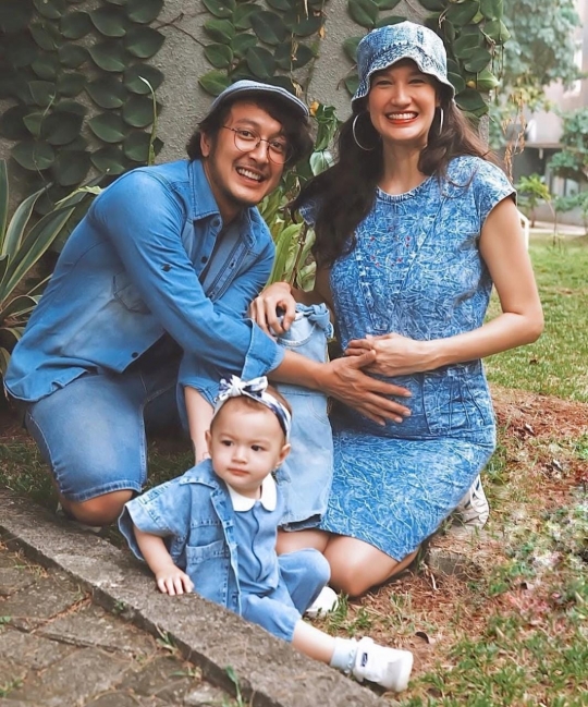 Selamat! Nadine Chandrawinata Umumkan Hamil Anak Kedua di Ultah Pernikahan Ke-5