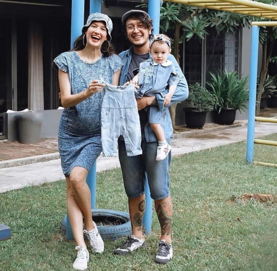 Selamat! Nadine Chandrawinata Umumkan Hamil Anak Kedua di Ultah Pernikahan Ke-5