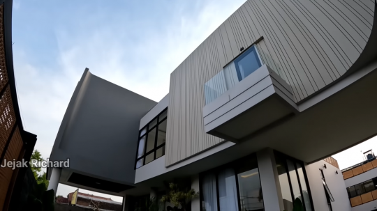 Bikin Melongo, Potret Rumah Baru Denny Caknan yang Mewah, di Dalam Halamannya Luas