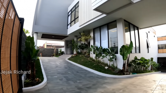 Bikin Melongo, Potret Rumah Baru Denny Caknan yang Mewah, di Dalam Halamannya Luas