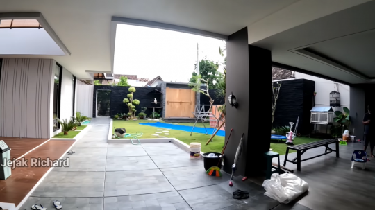 Bikin Melongo, Potret Rumah Baru Denny Caknan yang Mewah, di Dalam Halamannya Luas