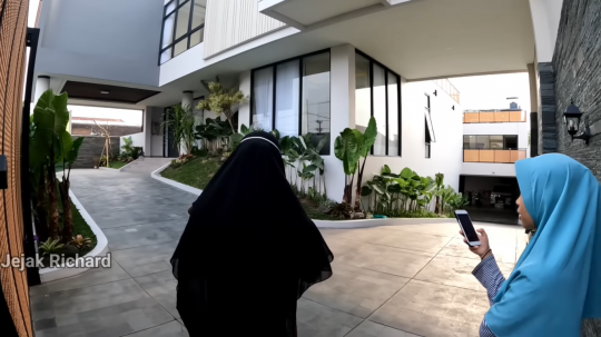 Bikin Melongo, Potret Rumah Baru Denny Caknan yang Mewah, di Dalam Halamannya Luas