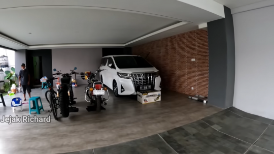 Bikin Melongo, Potret Rumah Baru Denny Caknan yang Mewah, di Dalam Halamannya Luas